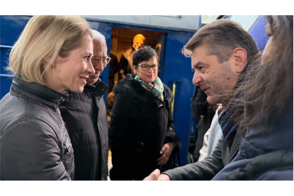 Neue EU-Spitze zu Besuch in der Ukraine Die neue EU-Außenbeauftragte Kaja Kallas wird vom stellvertretenden ukrainischen Außenminister Perebyinis Yevhen in Kiew begrüßt.