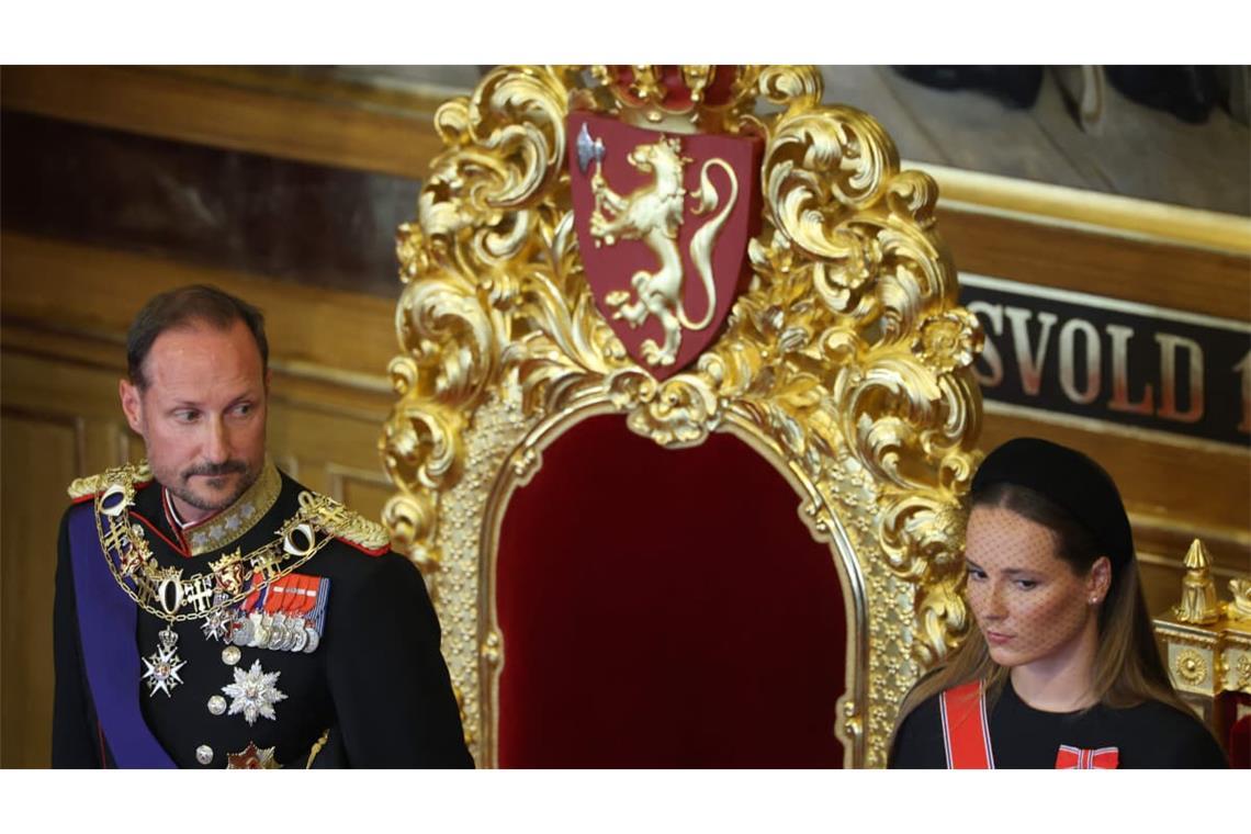 Die neue Kronprinzessin Ingrid Alexandra stand während des Eids im Parlament neben ihrem Vater.