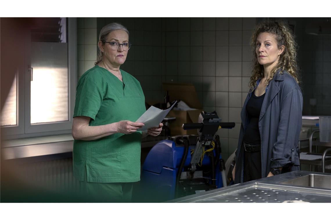 Wie war „Abstellgleis“, der neue „Tatort“ aus Dortmund? Die neue Leiterin der Mordkommission Ira Klasnić (Alessija Lause, r.) macht ihren Einfluss geltend. Auch gegenüber der Rechtsmedizinerin Dr. Greta Leitner (Sybille J. Schedwill).