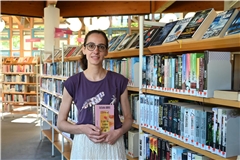 Die neue Leiterin der Stadtbücherei, Janina Müller, hat schon immer gerne gelesen. Foto: Elisabeth Klaper