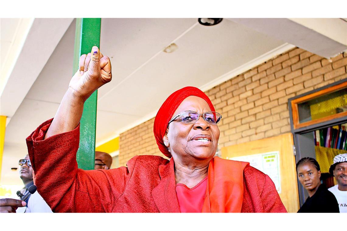 Chaotische Wahlen in Namibia: Die erste Präsidentin Die neue namibische Präsidentin hebt siegesicher die Faust
