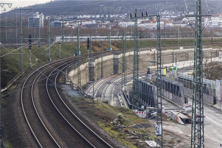 Die neue S-Bahnstrecke (rechts) soll an den Bestand (Mitte) angeschlossen. Dazu will die Bahn die Gäbahnstrecke (links) außer Betrieb nehmen.