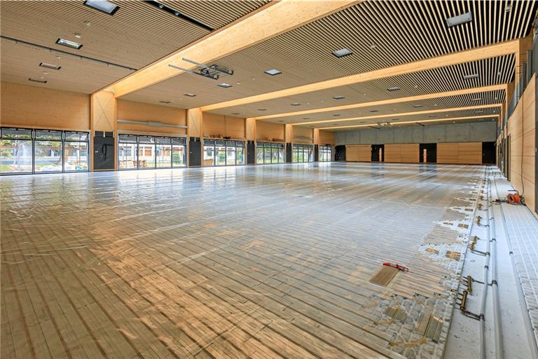 Die neue Sporthalle am Rand des Stadtgartens wird nicht günstiger, nur manche Abrechnung verschiebt sich auf 2024. Zurzeit geht der Innenausbau weiter voran. Foto: Stefan Bossow