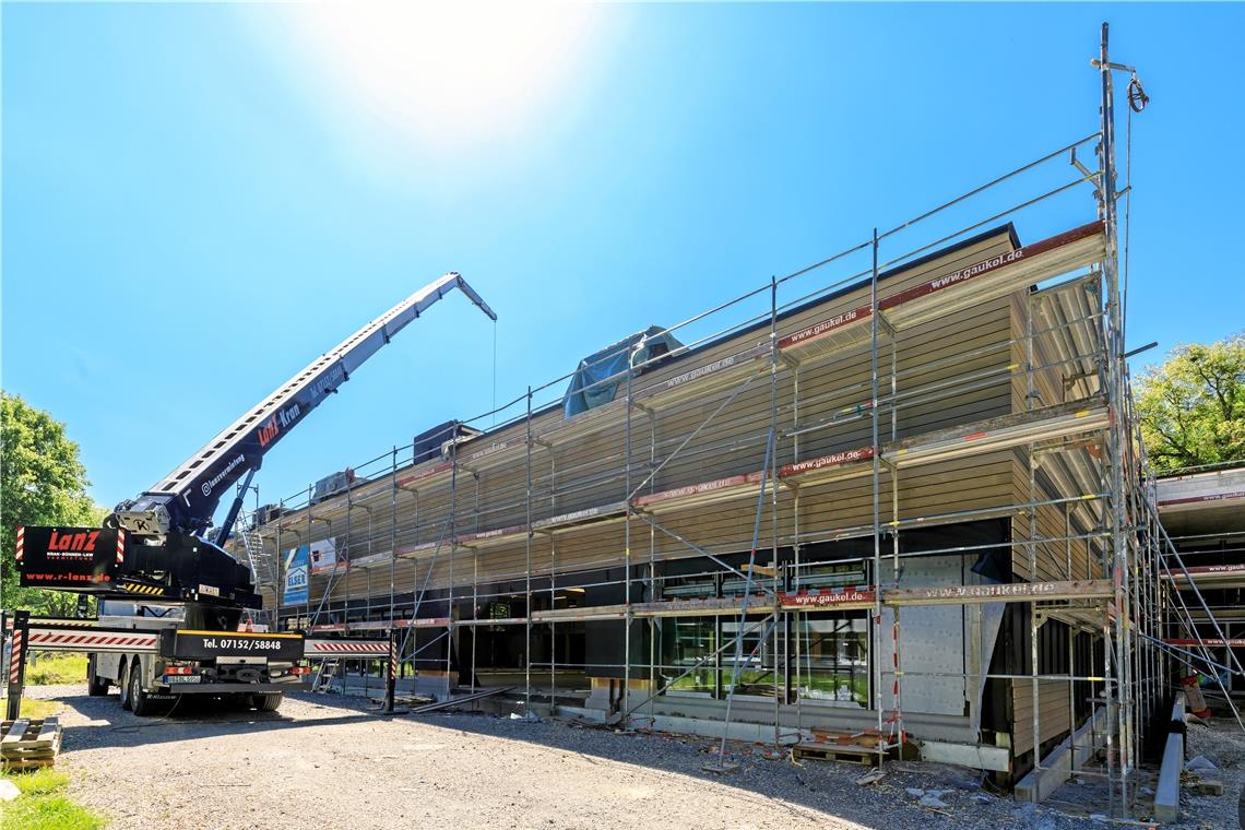 Der Sporthallenbau ist weit fortgeschritten Die neue Sporthalle hat ihre Holzverschalung erhalten. Fotos: Stefan Bossow
