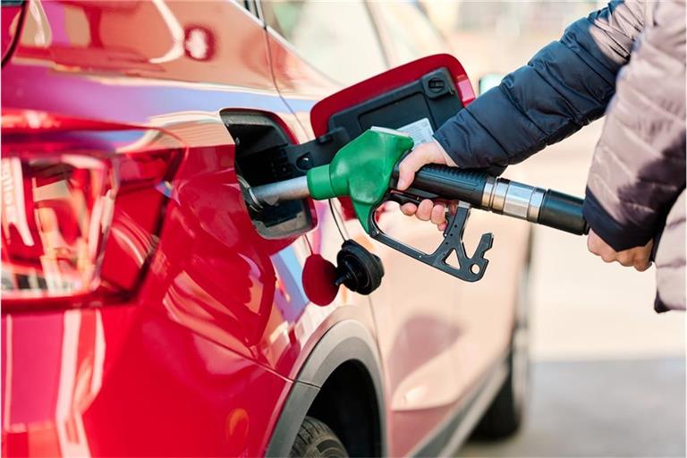 Die neue Spritpreisregelung sorgt für ein Umdenken beim Tanken: Autofahrer nutzen verstärkt Tankportale, doch Serverüberlastungen erschweren den Zugriff.