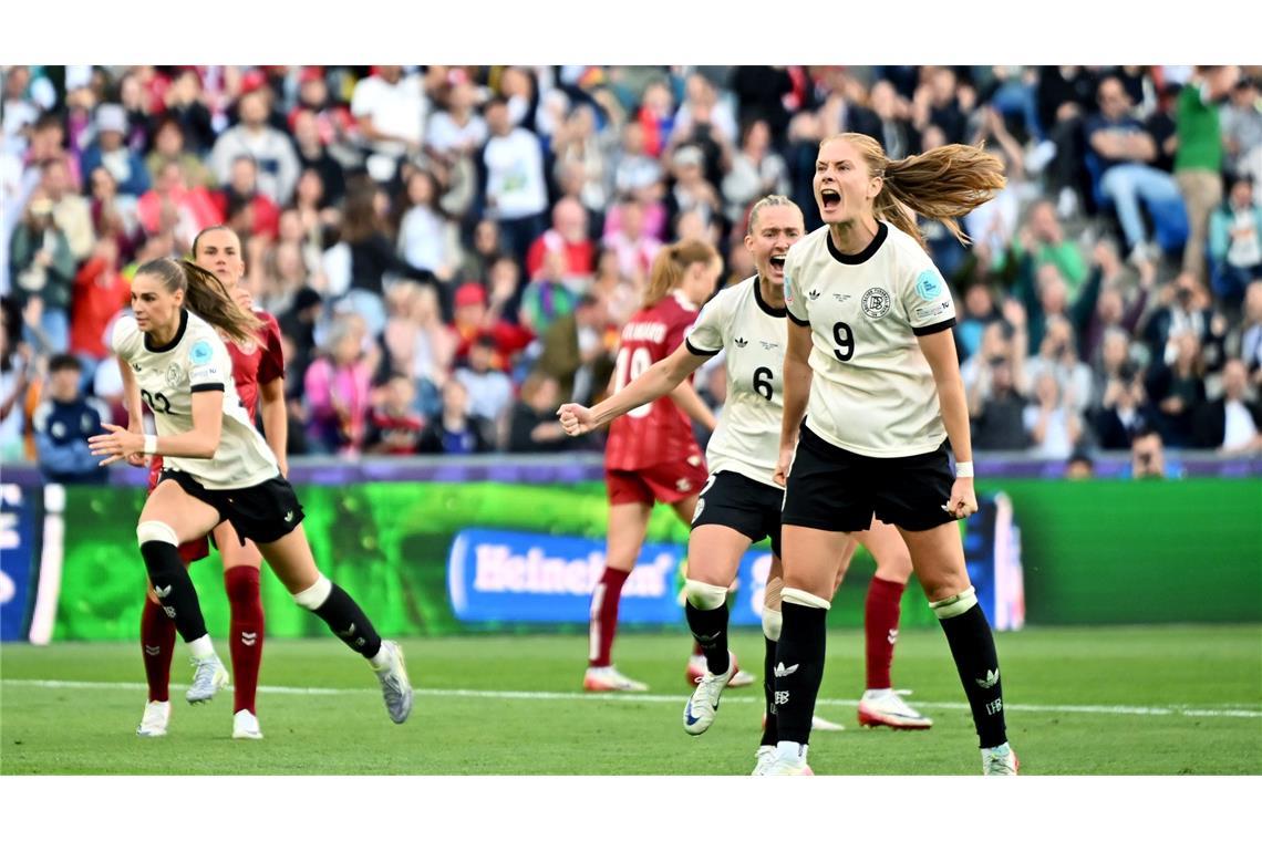 "Mentalitätssieg" und Schweden-Hilfe: DFB-Team in K.o.-Runde Die neue Vizekapitänin Sjoeke Nüsken (r) jubelt nach ihrem Elfmetertor.