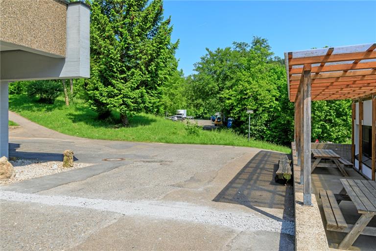 Die neue Zufahrt verläuft vom Hof auf den untersten Parkplatz (Mitte). Foto: Stefan Bossow