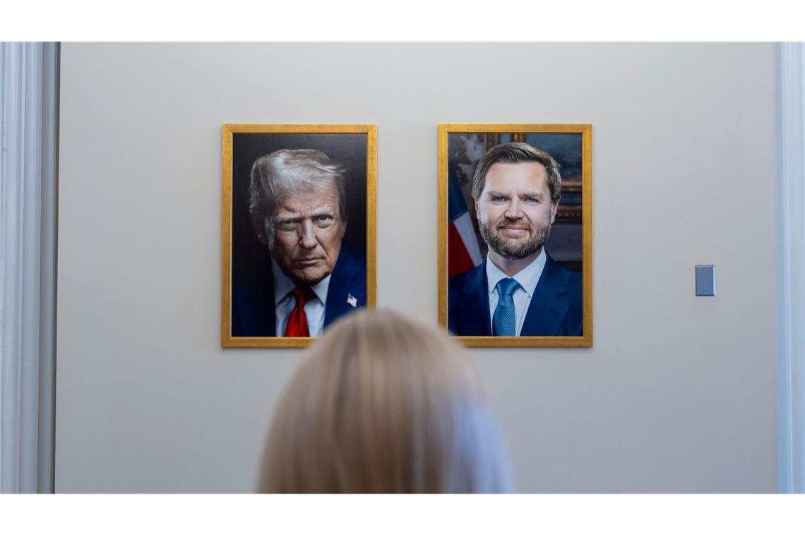 Bilder des Tages Die neuen offiziellen Porträts von US-Präsident Donald Trump und Vizepräsident JD Vance hängen im Eisenhower Executive Office Building auf dem Campus des Weißen Hauses.