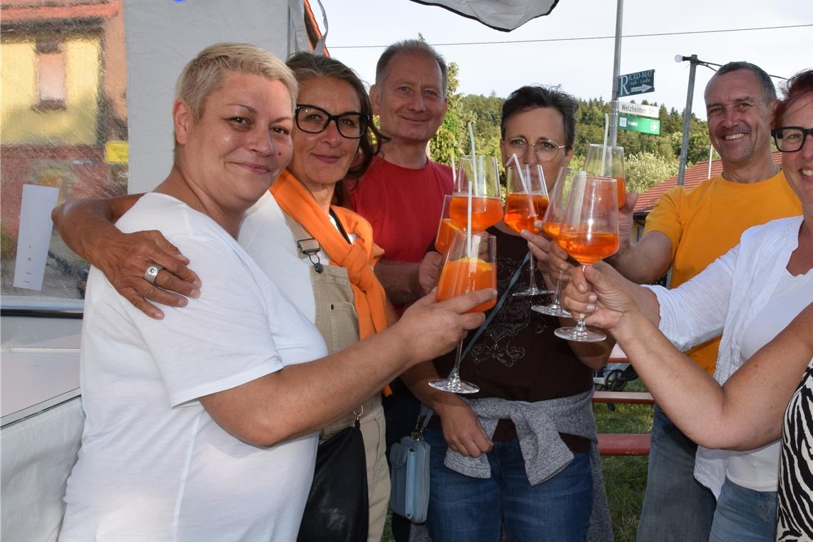 Neues und Bekanntes beim Salzkuchenfest in Kirchenkirnberg Die Neuerung, eine Aperol-Bar, kommt bei den Gästen gut an.