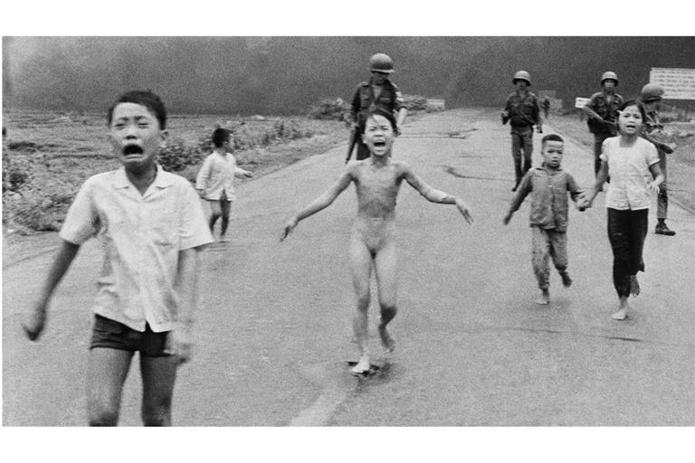 Die neunjährige Kim Phuc Phan Thi (M) flieht nackt mit ihren Brüdern und Cousins vor einem Napalm-Angriff. Es ist eine der denkwürdigsten Aufnahmen des 20. Jahrhunderts.