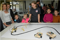 Die Neuntklässler haben im Fach Naturwissenschaften und Technik mit ihrem Lehrer Alan Campos Fischer Roboterfahrzeuge gebaut. Beim Tag der offenen Tür sind sie mit einer Vorführung der programmierten kleinen Autos mit von der Partie, welche sich entlang der vorgezeichneten Bahn ihren Weg suchen. Foto: Elisabeth Klaper
