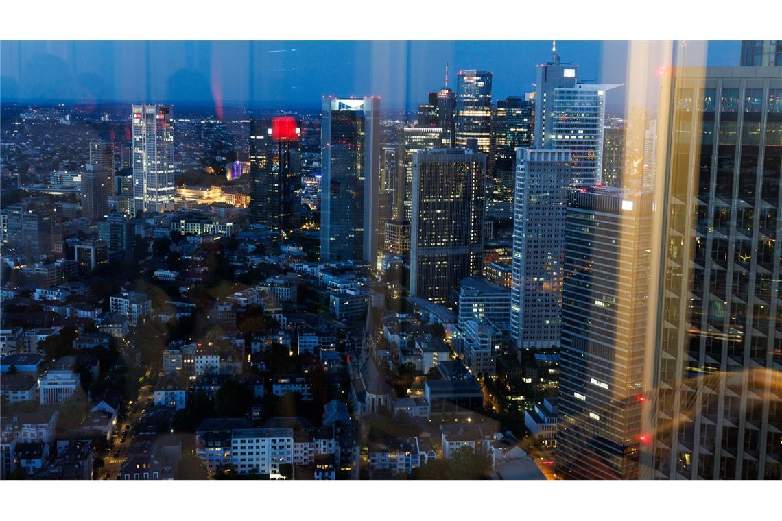 Einkehr mit Aussicht in deutschen Metropolen Die "NFT-Skybar" in Frankfurt mit Platz für 200 Gäste und Blick auf das Hochhauspanorama befindet sich in 185 Metern Höhe.