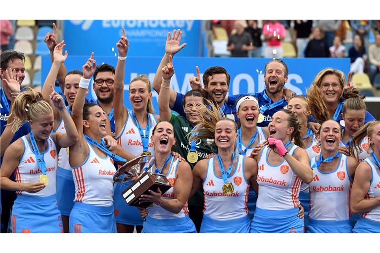 Die niederländischen Hockey-Damen feiern den Titelgewinn bei der Europameisterschaft, Pien Sanders hält Pokal in den Händen.