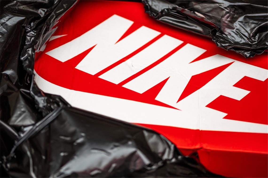 Die Nike-Aktie fällt um knapp 10 Prozent. Erfahren Sie, welche Faktoren den Kurs belasten. Die Geschehnisse im Überblick.