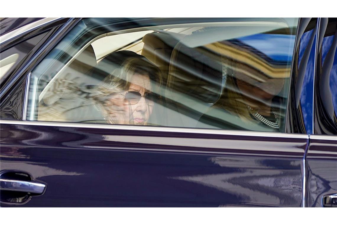 Die norwegische Königin Sonja und Königin Mette-Marit folgen dem Trauerzug, der den Sarg von König Harald V. vom Königspalast zur Kathedrale von Oslo trägt, in einem Auto sitzend. (zu dpa: ««Takk»: Tränenreicher Abschied von König Harald in Oslo»)
