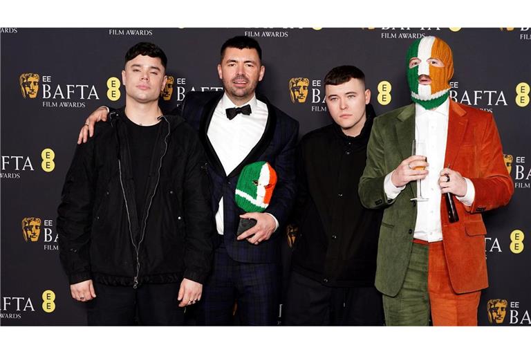 Die nun ins Visier von Ermittlungen geratene Band Kneecap wurde gemeinsam mit Regisseur und Autor Rich Peppiatt (Zweiter von links) bei den Bafta-Awards für einen gemeinsamen Film ausgezeichnet.