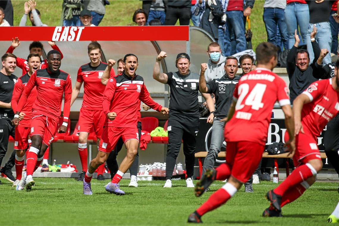 Das Finale einer furiosen Vorrunde Die Oberliga-Fußballer der TSG Backnang im Freudentaumel: In den bisherigen 18 Vorrundenspielen war das ein häufiges Bild. Foto: A. Becher