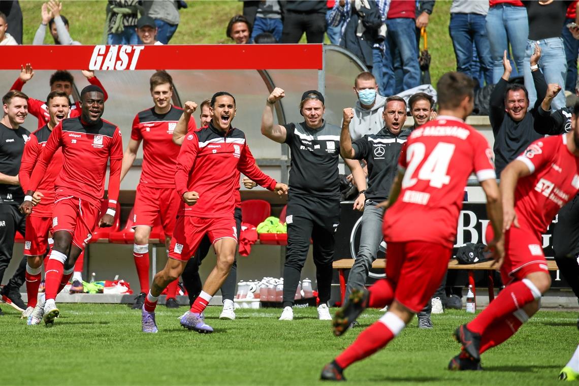 Die Oberliga-Fußballer der TSG Backnang im Freudentaumel: In den bisherigen 18 Vorrundenspielen war das ein häufiges Bild. Foto: A. Becher