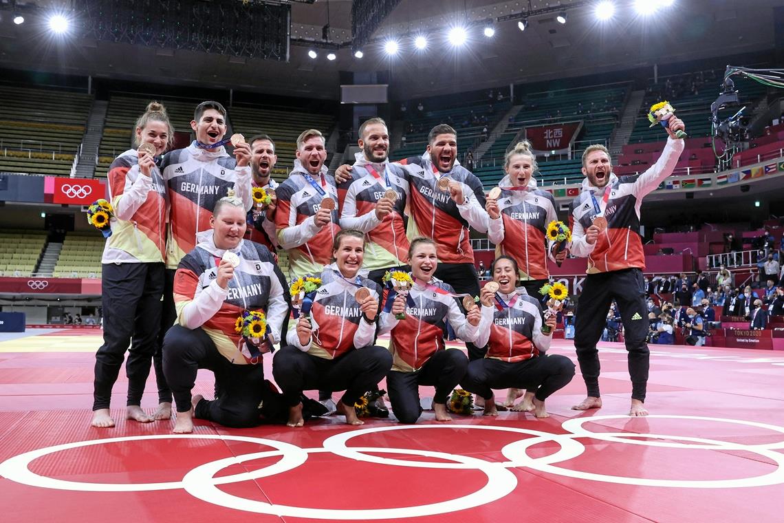 Katharina Menz kehrt mit Bronze zurück Die Objekte der Begierde: Katharina Menz (vorne rechts) und das ganze deutsche Team präsentieren die Medaillen. Foto: Imago