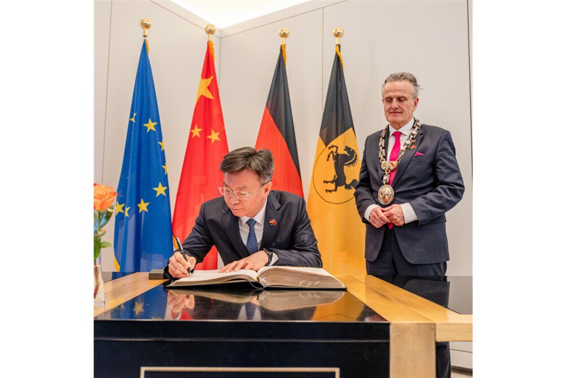 Die OBs von Stuttgart (Frank Nopper) und Nanjing (Li Zhongjun) haben eine Absichtserklärung unterzeichnet, um ihre seit 30 Jahren bestehende Partnerschaft weiter zu vertiefen.