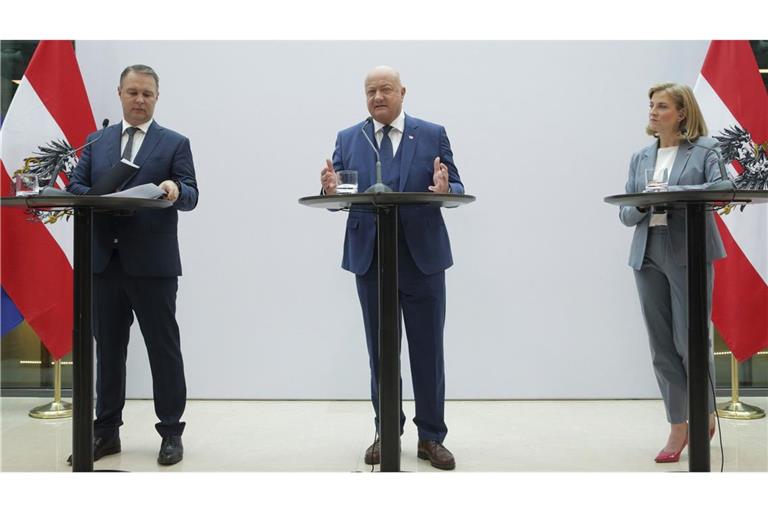 Die österreichischen Parteivorsitzenden Christian Stocker von der Volkspartei (M, ÖVP), Andreas Babler von den Sozialdemokraten (l, SPÖ) und Beate Meinl-Reisinger von den NEOS, sprechen auf einer Pressekonferenz, nachdem sie sich auf die Bildung einer Koalitionsregierung geeinigt haben.