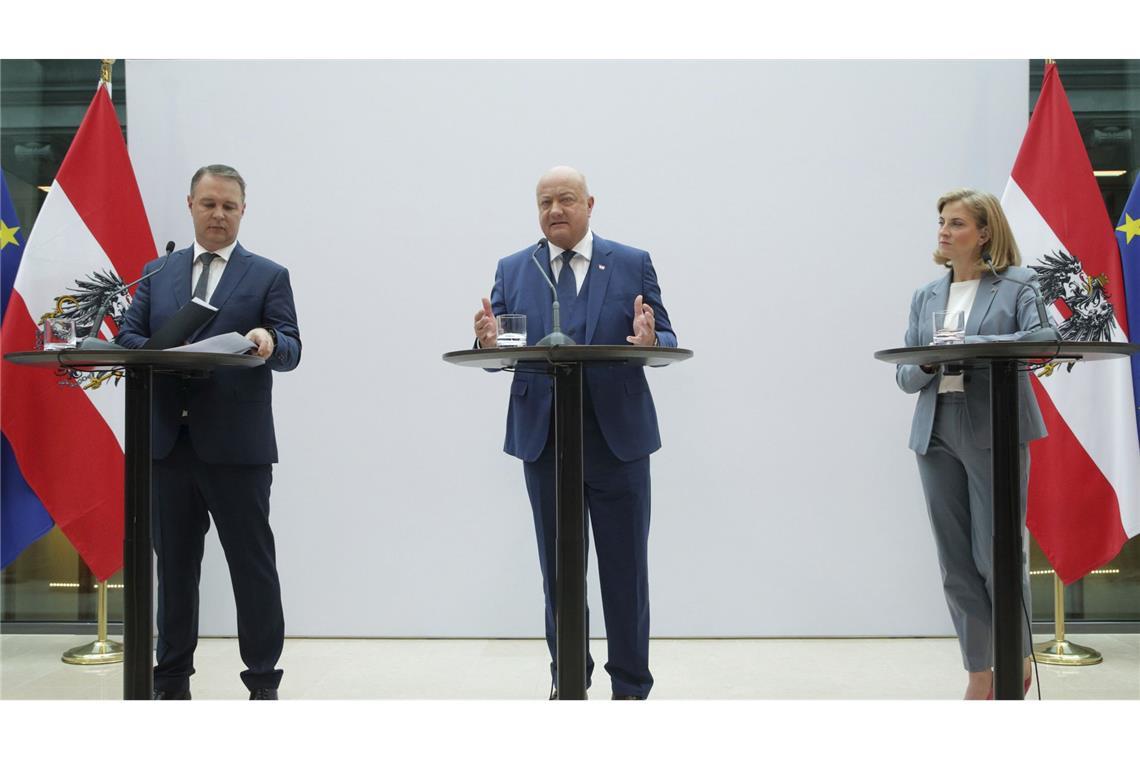 Dreier-Koalition ist perfekt Die österreichischen Parteivorsitzenden Christian Stocker von der Volkspartei (M, ÖVP), Andreas Babler von den Sozialdemokraten (l, SPÖ) und Beate Meinl-Reisinger von den NEOS, sprechen auf einer Pressekonferenz, nachdem sie sich auf die Bildung einer Koalitionsregierung geeinigt haben.