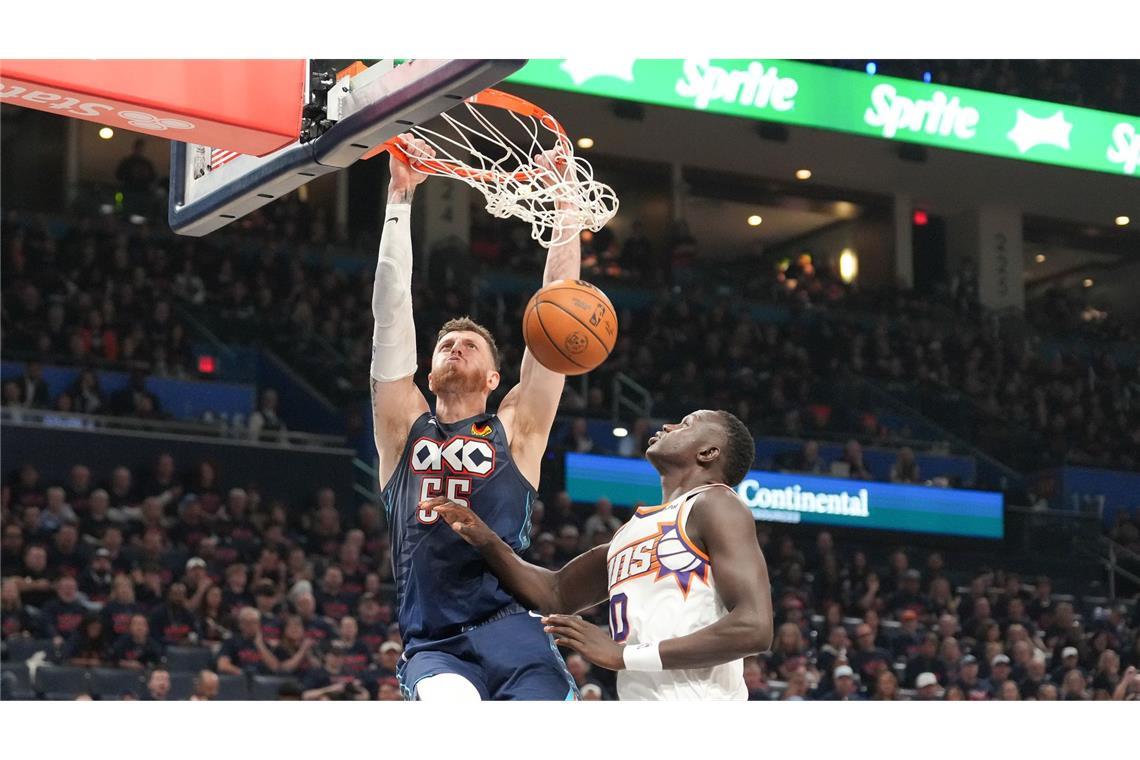 Die Oklahoma City Thunder um Isaiah Hartenstein (l) sind weiter auf Kurs.