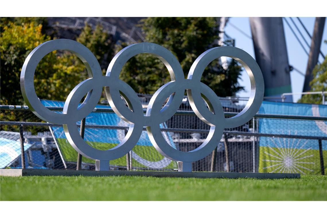 Die olympischen Ringe sind im Olympiapark aufgebaut. (Archivfoto)