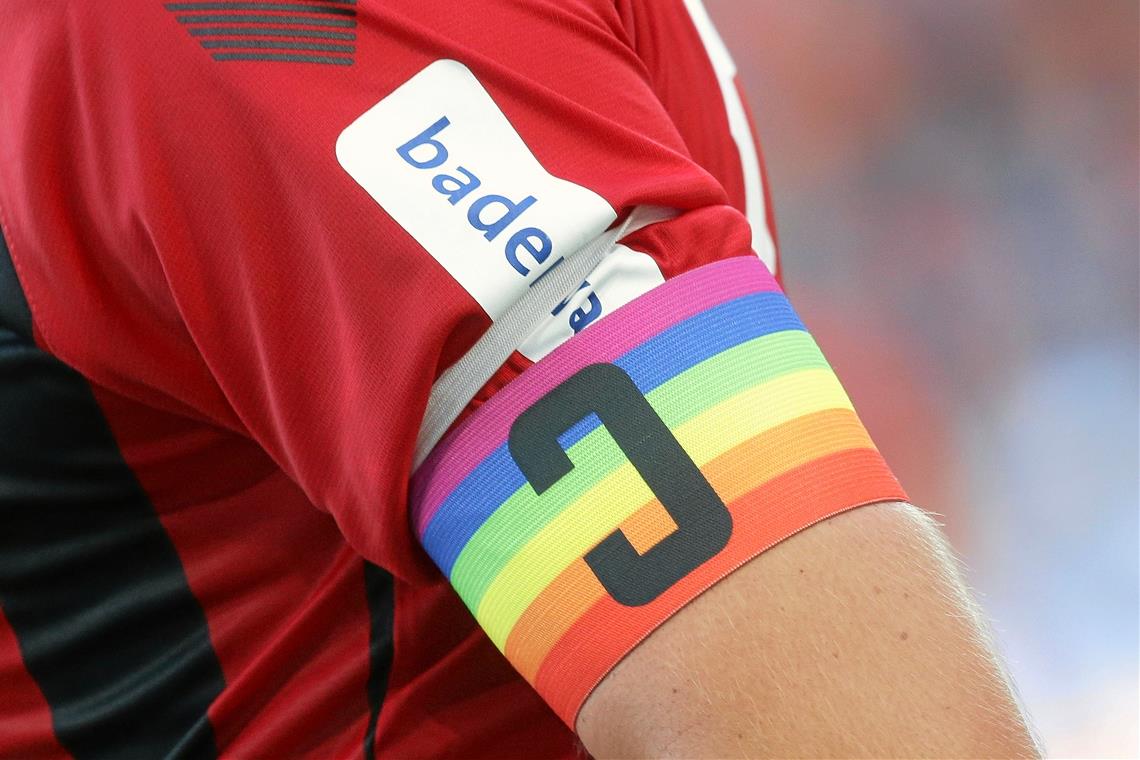 Fußball-WM beeinträchtigt die Amateurspiele kaum Die One-Love-Kapitänsbinde, wie sie unter anderem Freiburgs Christian Günter um hat, trägt auch Oppenweilers Marcel Friz. Foto: Imago