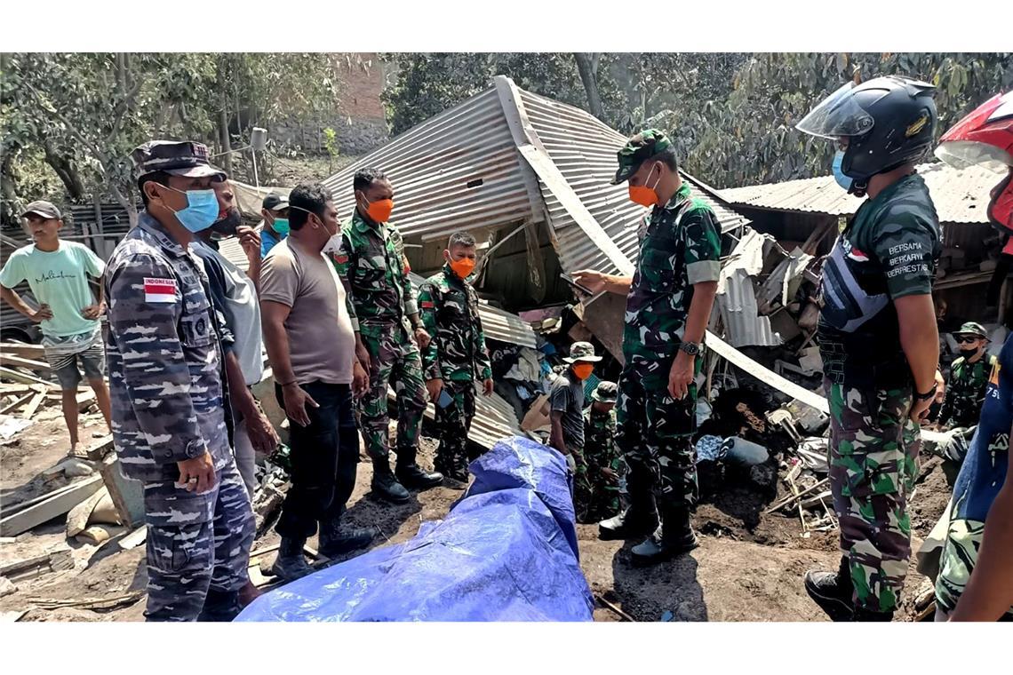 Tausende Evakuierungen nach Vulkanausbruch in Indonesien Die Opfer waren von ihren brennenden Häusern begraben worden.
