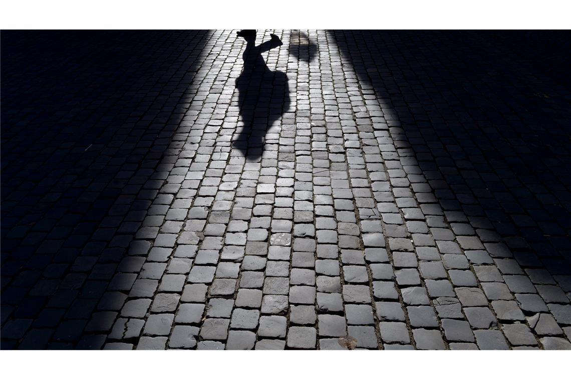 Die Opferschutzorganisation Weißer Ring spricht von schweren seelischen Belastungen wie Schlaflosigkeit und Angstzuständen infolge von Überfällen. (Symbolbild)