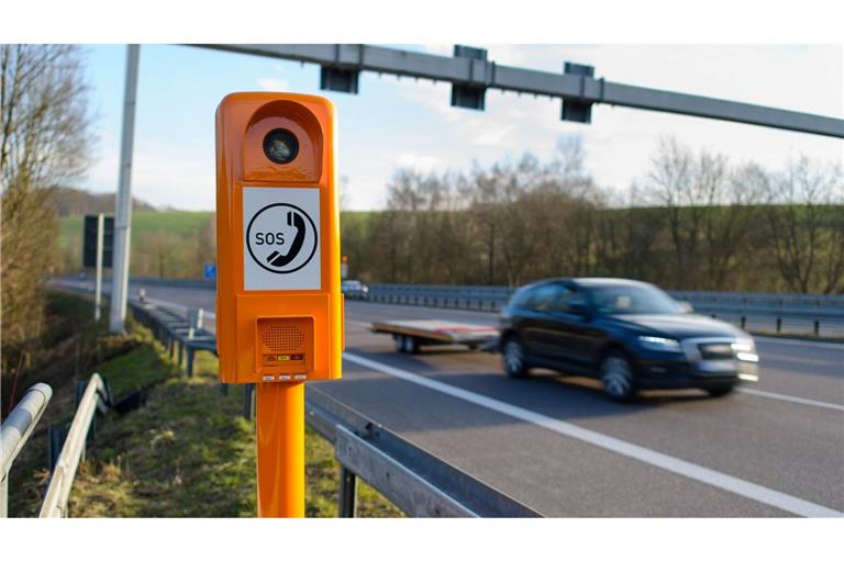 Die orangen Notrufsäulen entlang der Autobahnen waren seit Dienstagabend in ganz Deutschland gestört gewesen. (Archivbild)