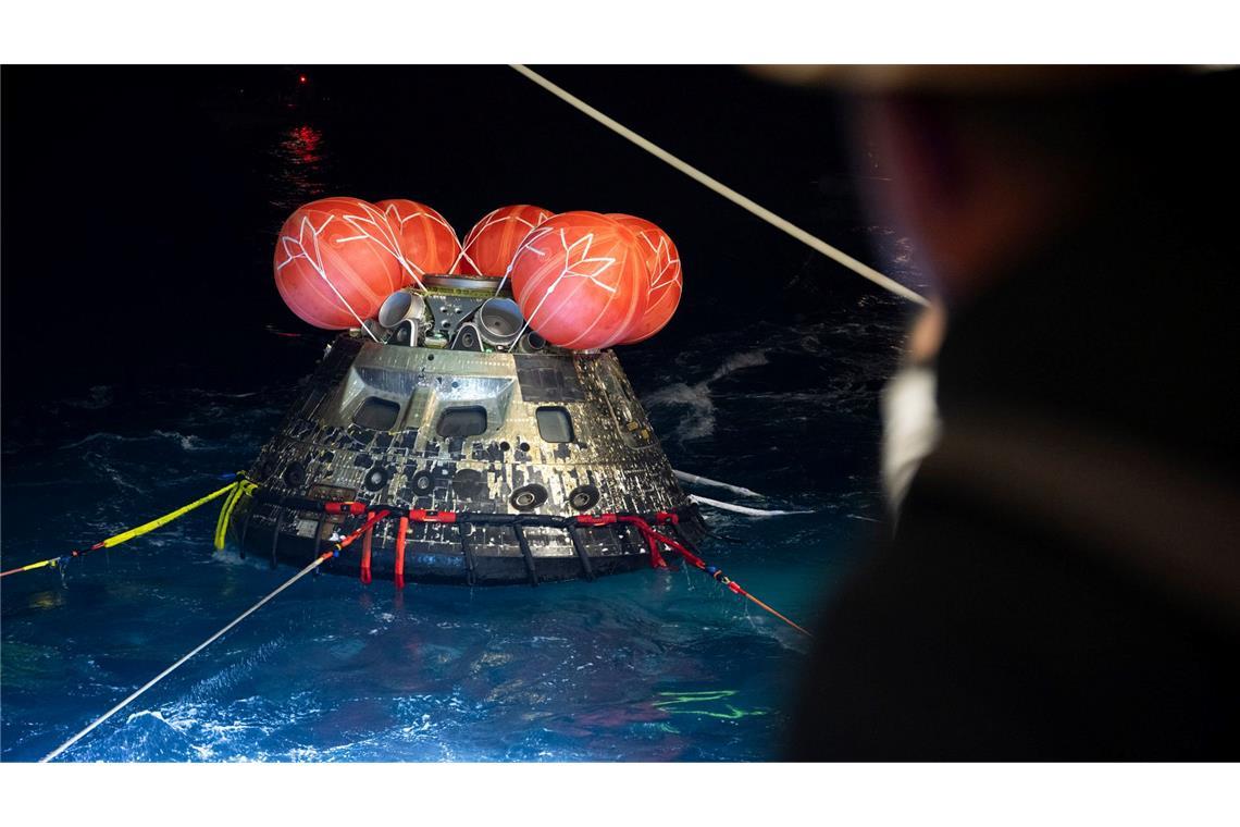 Die Orion-Raumkapsel wird vor der Küste Kaliforniens geborgen.