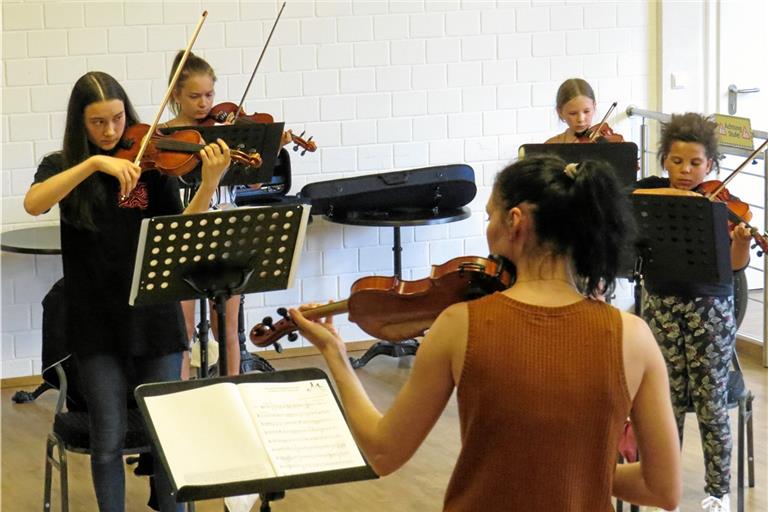 Die Paganinos bereiten sich bei einer Probe mit ihrer Lehrerin Alena Sonderegger im Kulturhaus Klosterhof auf ihren Auftritt vor. Foto: C.Schick