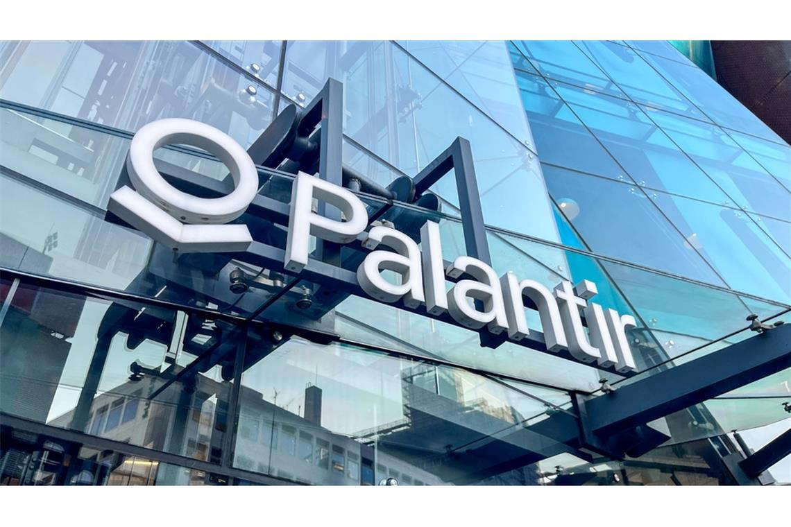 Die Palantir-Aktie steigt um 12 % auf 140 Euro. Starke Quartalszahlen und ein optimistischer Ausblick treiben den Kurs. Erfahren Sie mehr über die Hintergründe.