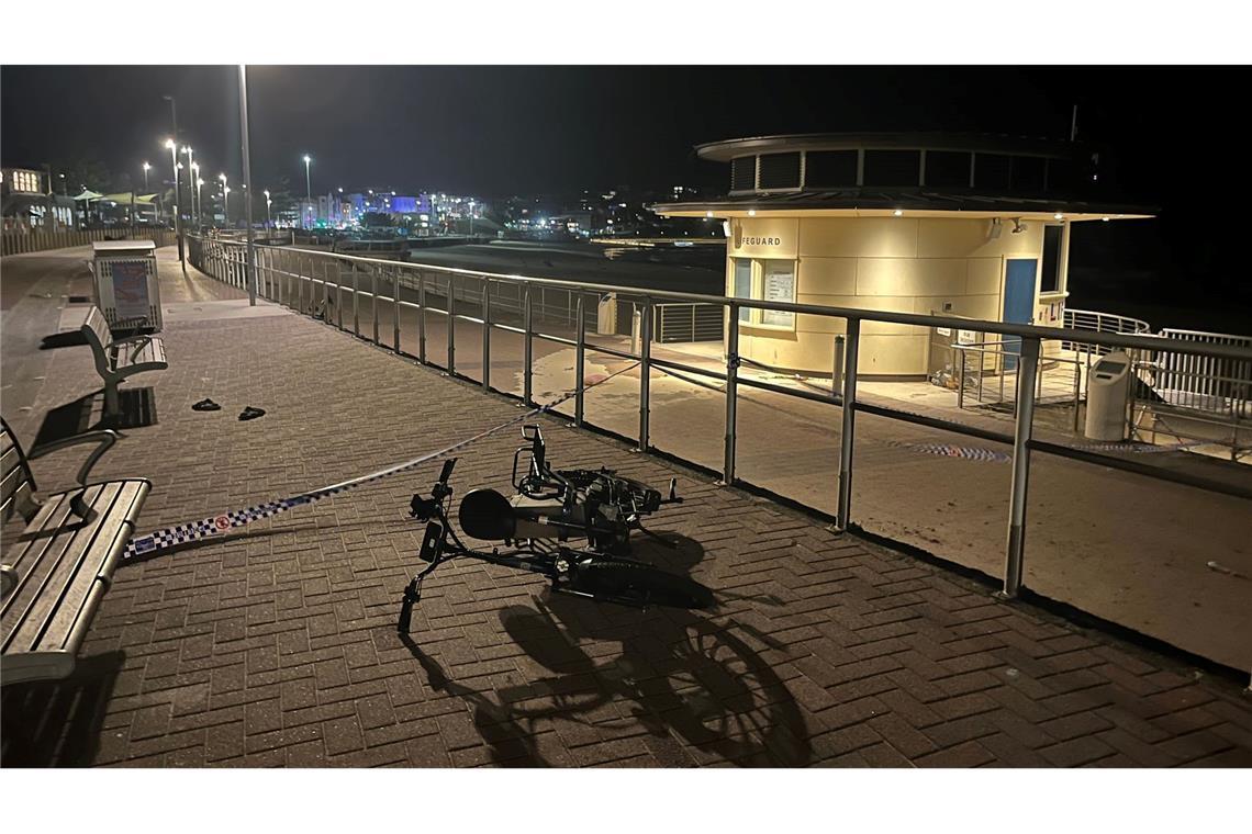 Die Panik der letzten Stunden hat Spuren hinterlassen - in der Eile zurückgelassene Flipflops liegen neben umgestürzten Fahrrädern.