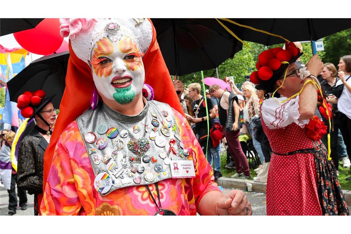 Bilder des Tages Die Parade zum Christopher Street Day (CSD) zieht über den Steindamm in die Innenstadt Hamburgs.