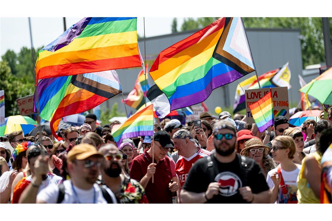 "Stolzmonat" gehört queerem Influencer Die Paraden im Pride Month sind der rechten Szene ein Dorn im Auge.