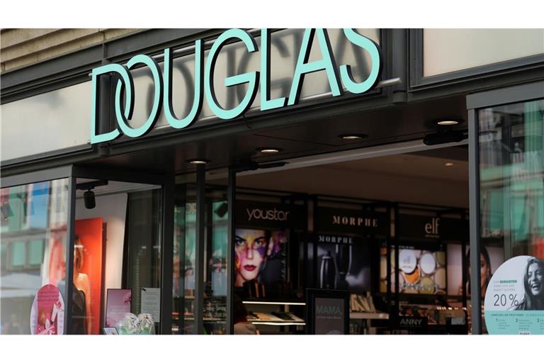 Die Parfümeriekette Douglas hat in Deutschland etwa 340 Filialen.