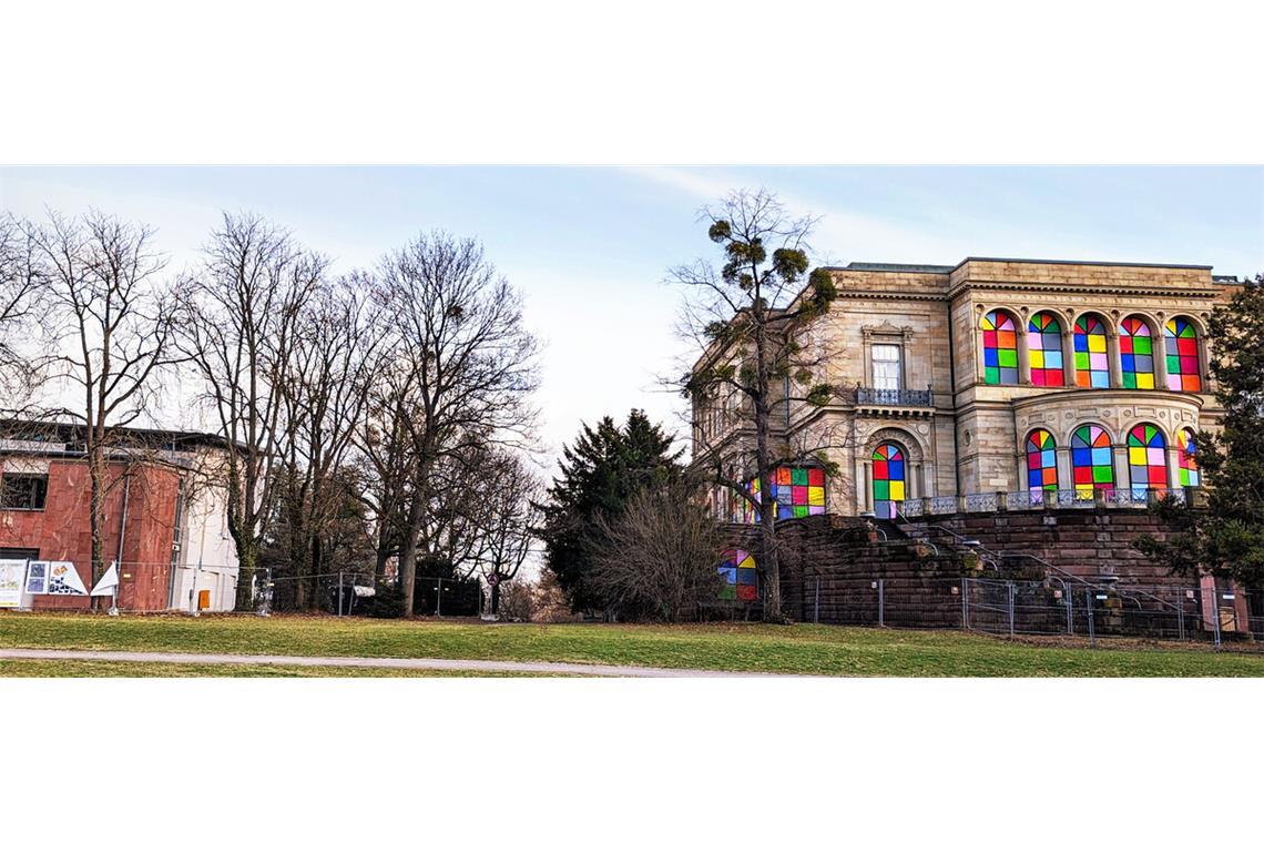 Neue Flügel für die Villa Berg Die Parkachse zwischen Villa Berg und Gutbrod-Bau (links) wird in der neuen Planvariante frei gehalten und als zentrale Erschließungsachse betont. Die Gastronomie der Villa könnte die Terrasse und einen Teil der Wiesenfläche davor nutzen.