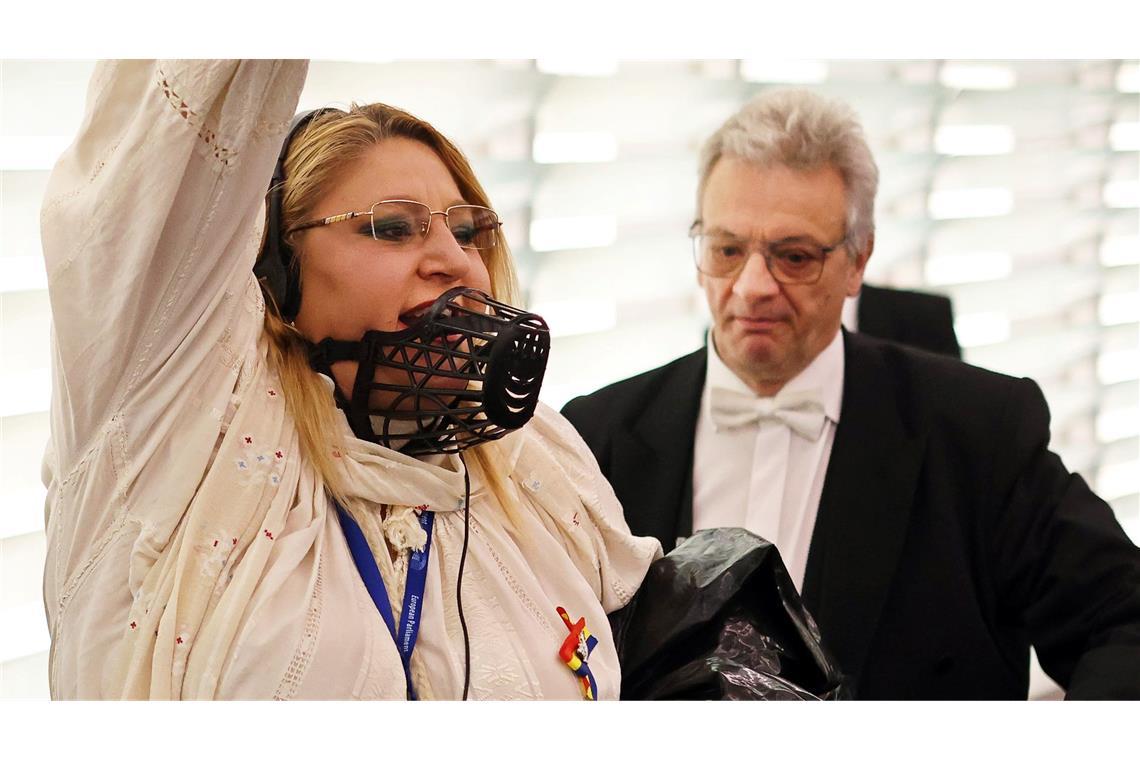 Zwischenstand: Linke in Rumänien vorn - Ultrarechte stark Die Partei der rechtsextremen und kremlfreundlichen EU-Parlamentarierin Diana Sosoaca, S.O.S. Romania, schaffte den Einzug in Rumäniens Parlament.