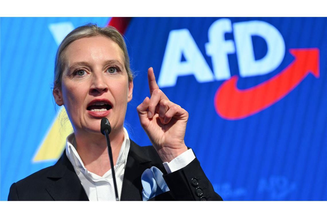 AfD: Rechts, erfolgreich – und bald verboten? Die Parteivorsitzende Alice Weidel kündigte an, dass sich die AfD juristisch gegen die Einstufung durch den Verfassungsschutz wehren will.