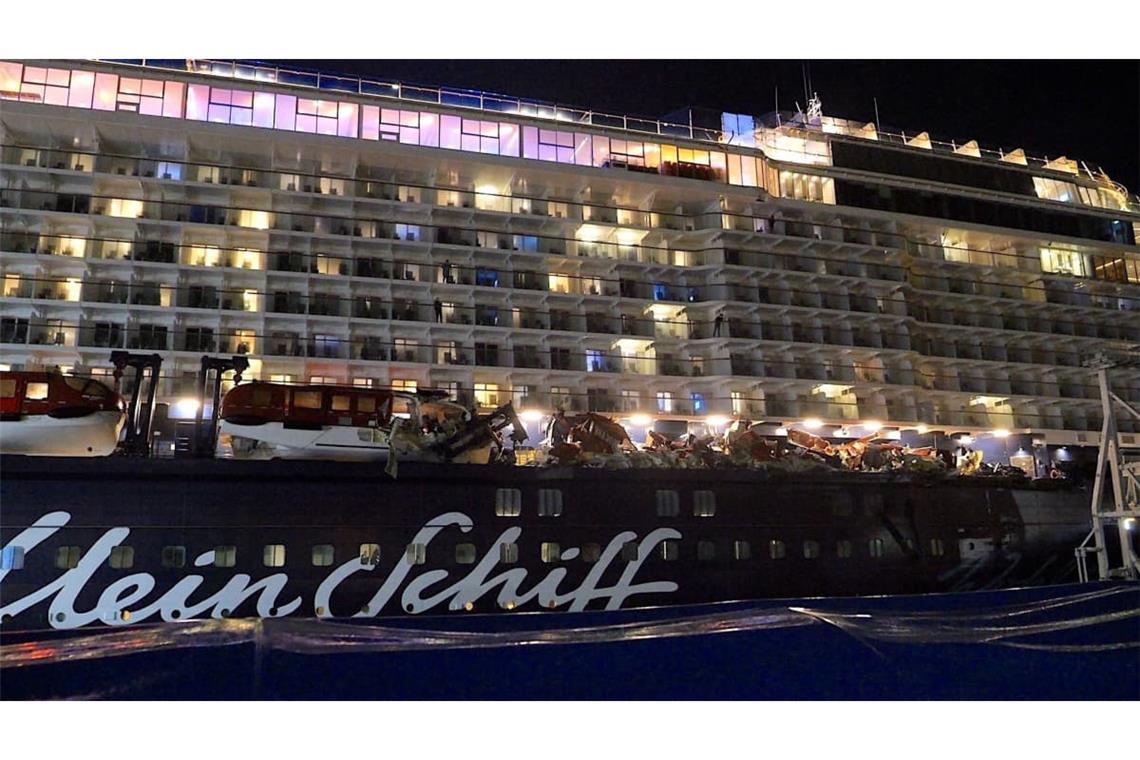 Die Passagiere konnten nach dem Unfall zunächst auf dem Schiff bleiben. 
