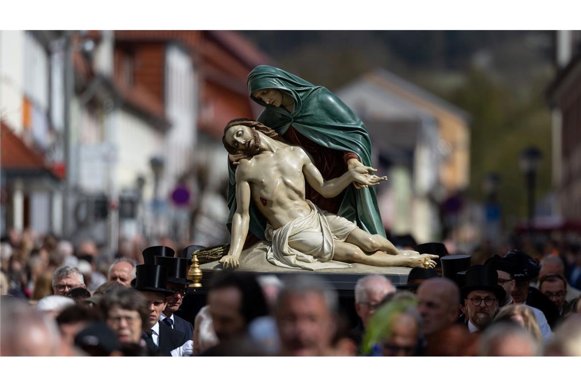 Bilder des Tages Die Passionsfigur "Die Schmerzhafte Mutter" wird bei der Palmsonntagsprozession der katholischen Gläubigen in Heiligenstadt getragen.