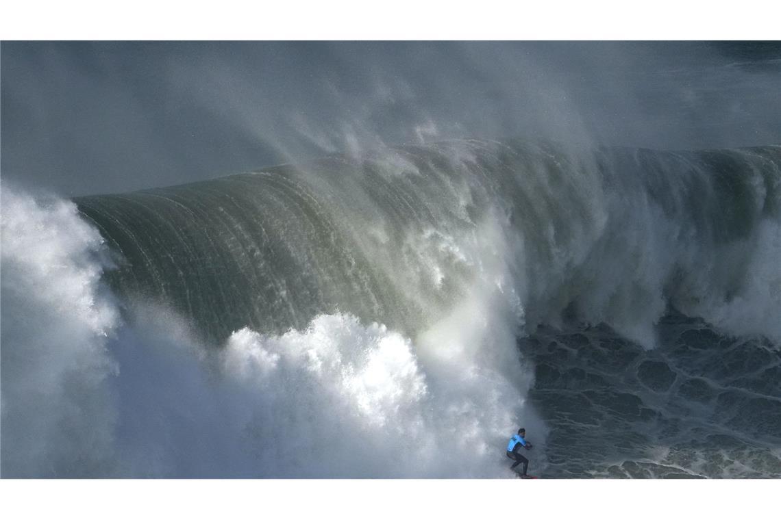 Die perfekte Welle: Der chilenische Surfer Rafael Tapia zeigt sein Können beim Surfturnier "Nazare Big Wave Challenge" in Portugal.