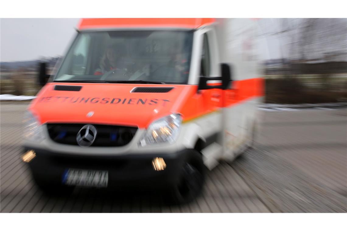 Die Person sei aufgrund eines Unfalls ins Wasser gefallen. (Symbolbild)