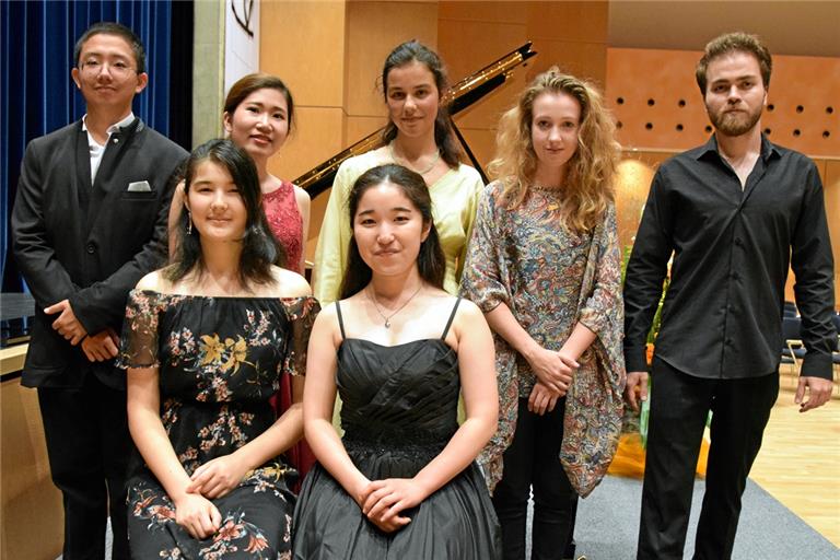 Die Pianistinnen und Pianisten des Abends (von links): Dezheng Kong, Maria Litsoukov (sitzend), Rei Naito, Nanae Maruyama (sitzend), Louisa Sophia Jefferson, Alice Power und Arkın Akçagül. Foto: Elisabeth Klaper