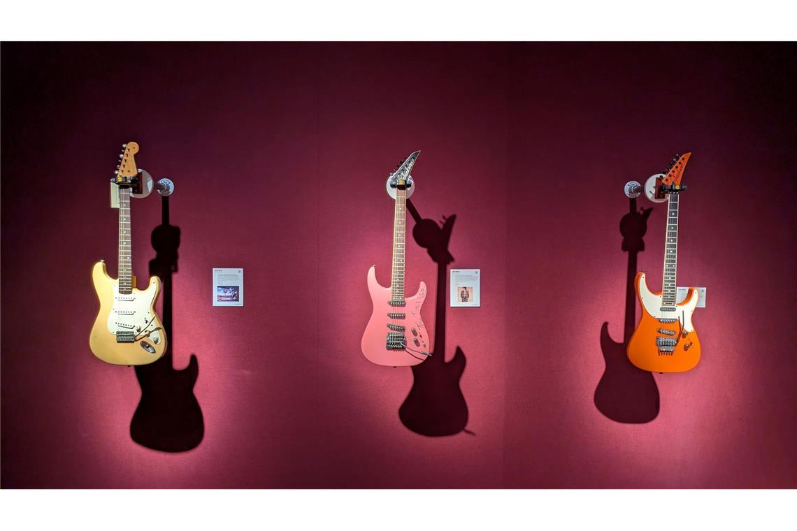 Gitarrensammlung von Jeff Beck: Ochsenblut und Tina Turner Die pinkfarbene Jackson-Grover-Gitarre (Mitte) taufte Jeff Beck auf den Namen "Tina", nachdem Tina Turner sie mit einem Messer und Nagellack signiert hatte.