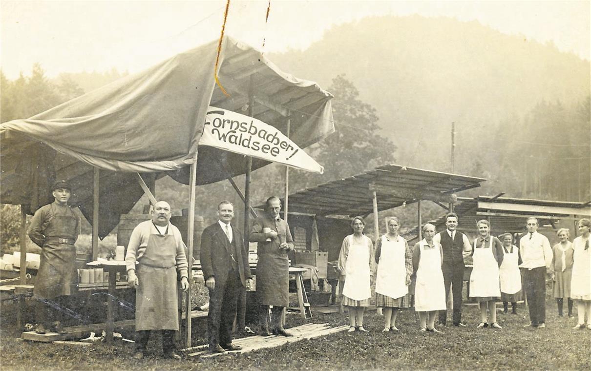Ein touristischer Gemeinschaftscoup Die Pioniere vor dem Wirtschaftstand am Waldsee 1929 vor dem Bau der Gastwirtschaft am See.