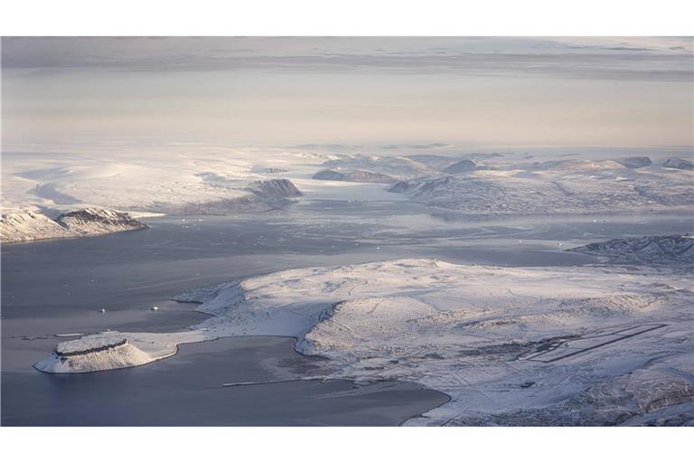 Die Pituffik Space Base ist ein Militärflugplatz der USA im südlichen Teil der Hayes-Halbinsel in Avanersuaq, im Nordwesten von Grönland. Der Flugplatz wurde im Jahr 1951 erbaut.